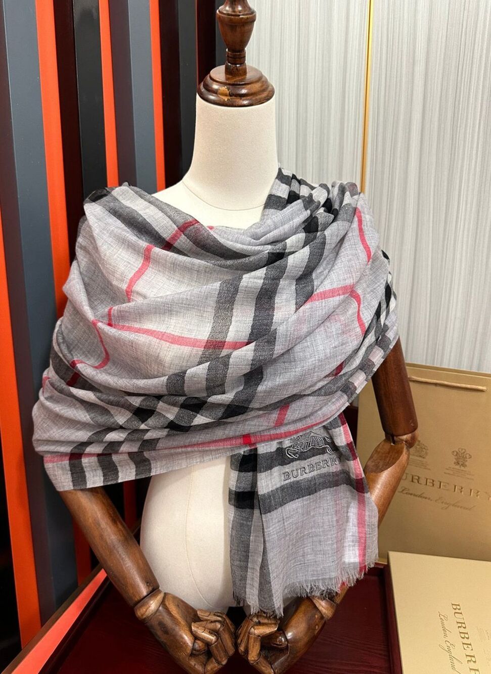 Burberry Shawl - Picture 7 of 8